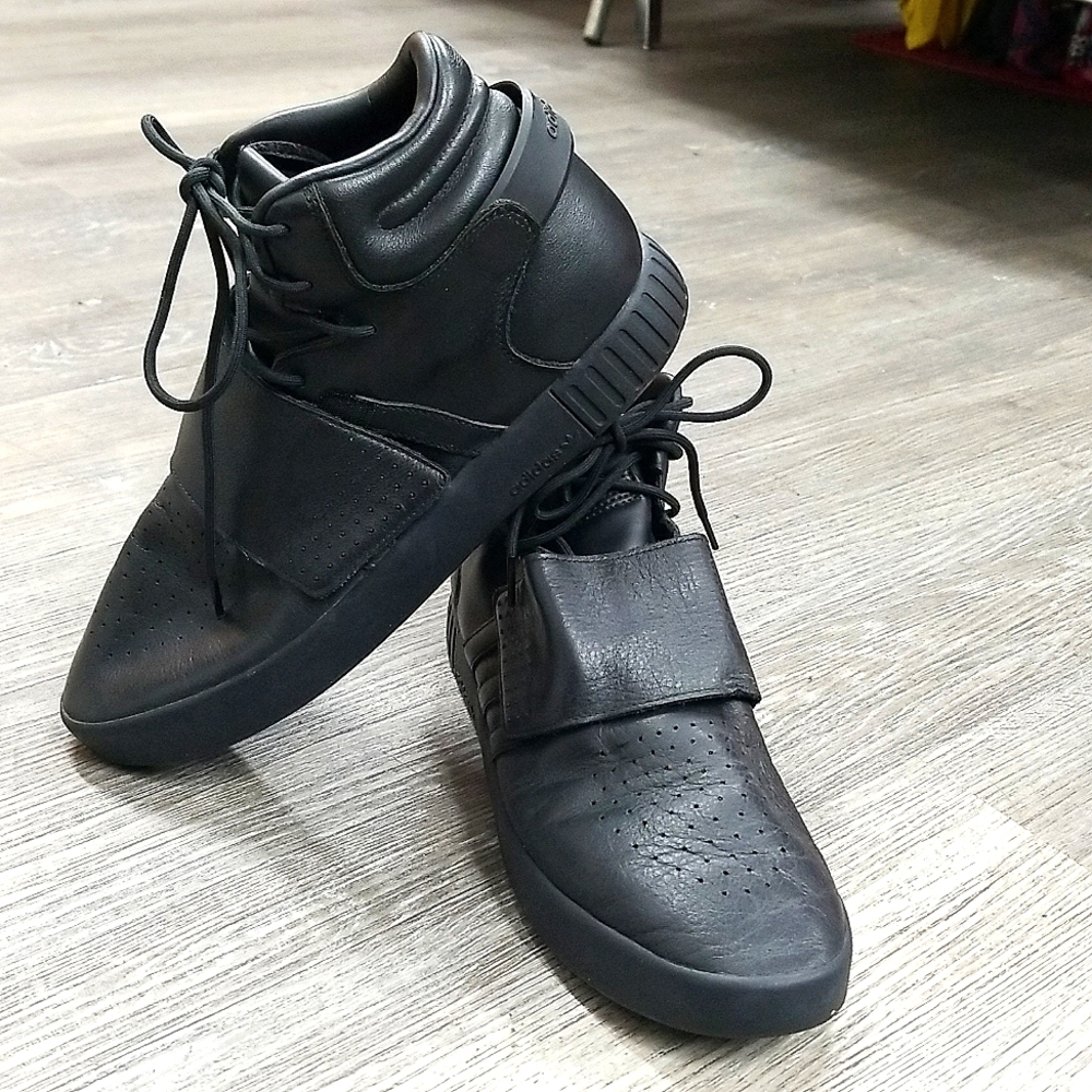 Size 11 Men Leather Adidas blk high top Baskeball Shoe gently worn